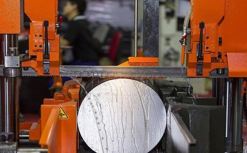 北湖立式金属带锯床切削出现跑带故障解决方法！